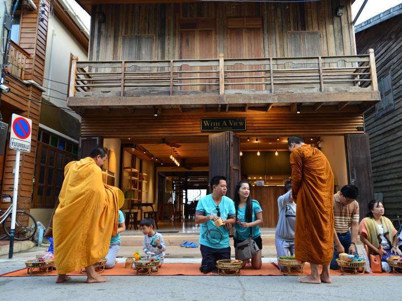 ห้องพักโทนอบอุ่นพร้อมหน้าต่างบานใหญ่